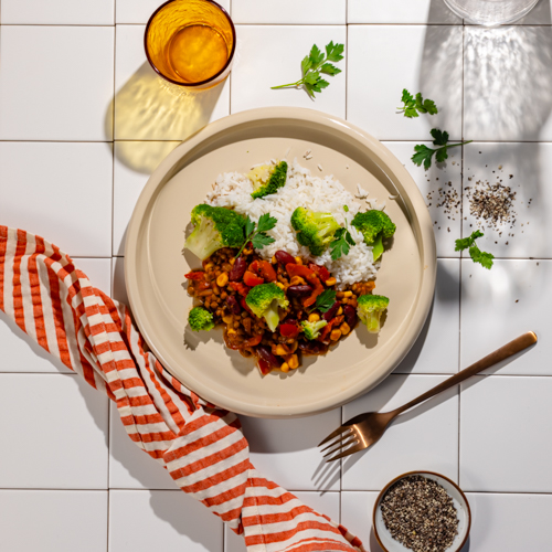 Chili sin carne z czarną fasolą, ryżem basmati i brokułami
