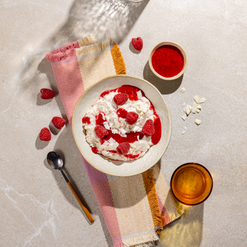 Kokosowa owsianka z musem malinowym