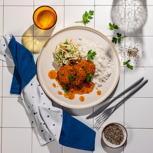 Kotlety z tofu z mozzarellą w sosie z musztardą francuską, ryżem i surówką z kalarepy