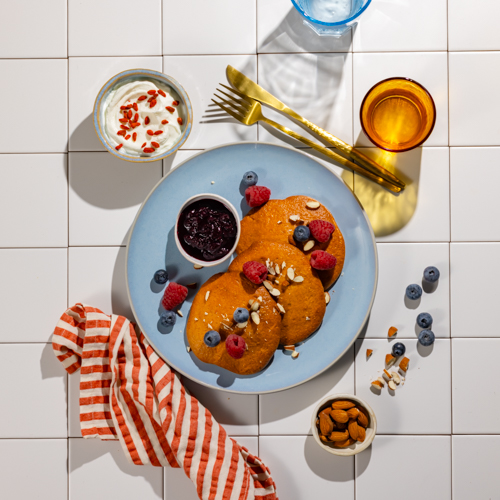 Marchewkowe pancakes z cytrynowym twarożkiem i konfiturą z czarnej porzeczki