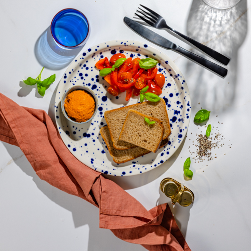 Pasta z makreli z pieczywem żytnim i świeżymi warzywami