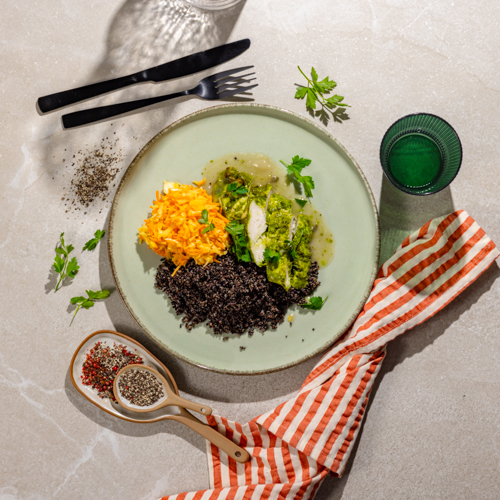 Pierś z kurczaka w sosie szałwiowym z czarną komosą ryżową i surówką 