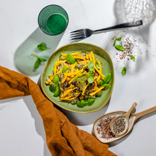 Roślinne risotto z brokułem, grzybami leśnymi i wegańskim serem żółtym