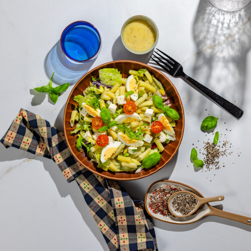 Sałatka z jajkiem, fetą, fasolką szparagową i sosem miodowo-musztardowym