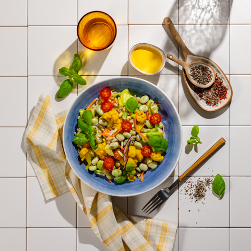 Sałatka z pieczonym selerem, bobem, pomidorkami i sosem mayomango z chilli