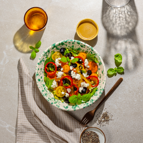 Sałatka z oliwkami, pieczoną marchewką, serem capri i miodowo-balsamicznym winegretem