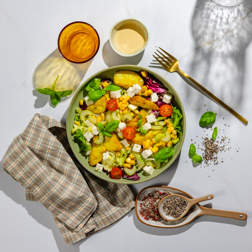 Sałatka z pieczonymi ziemniakami, kukurydzą, pomidorem i sosem cesarskim