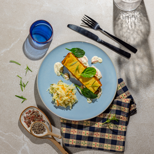 Wegańska zapiekanka pasterska z sosem szczypiorkowym i surówką