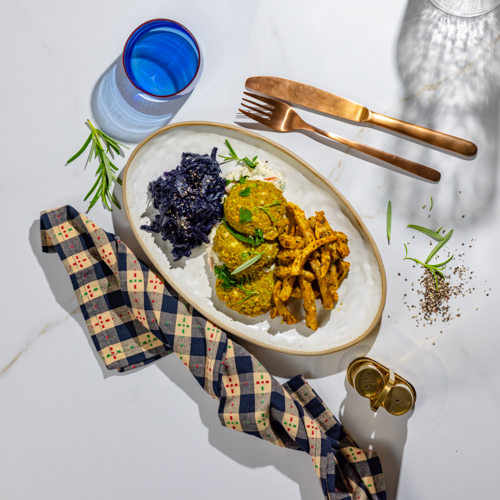 Wegetariańskie burgery gryczane z serem lazur, modrą kapustą na ciepło i pieczonym selerem