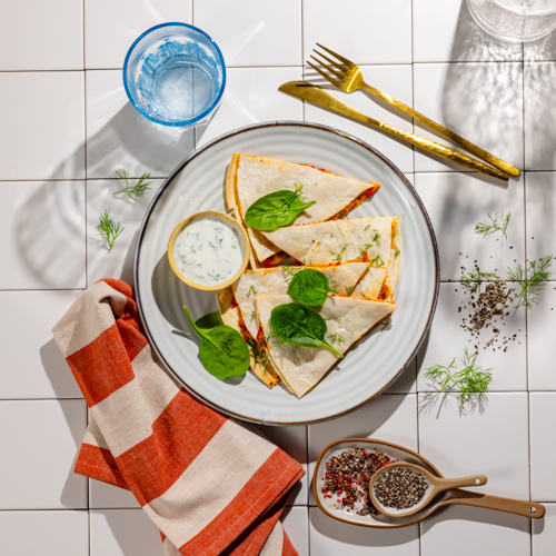 Zapiekana tortilla z papryką, marchewką, selerem i mozzarellą z sosem jogurtowo-koperkowym