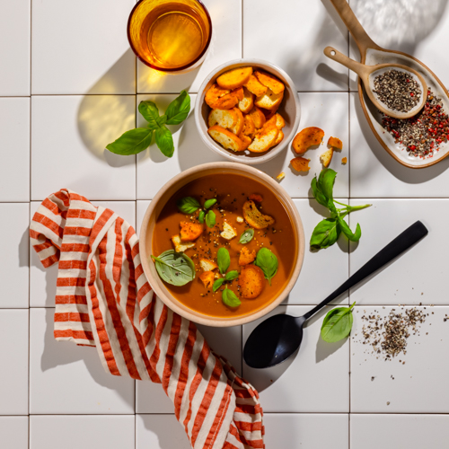 Zupa krem z ciecierzycą, pomidorami i chilli z bruschettą