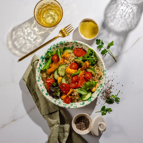 Bowl z komosą ryżową, kurczakiem, grillowaną papryką i koperkowym winegretem 