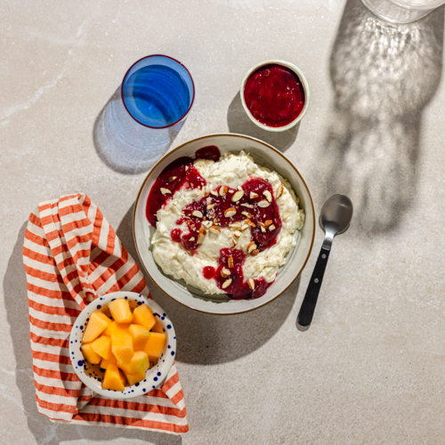 Budyniowa owsianka z konfiturą truskawkowo-borówkową i melonem (może zawierać pestkę)