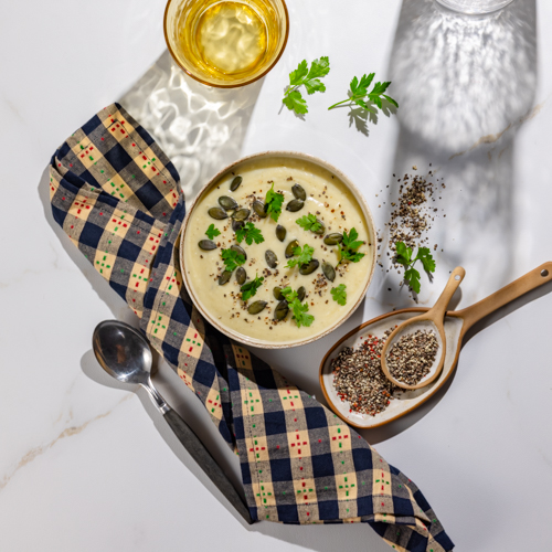 Chrzanowy krem z białych warzyw z prażonymi pestkami dyni