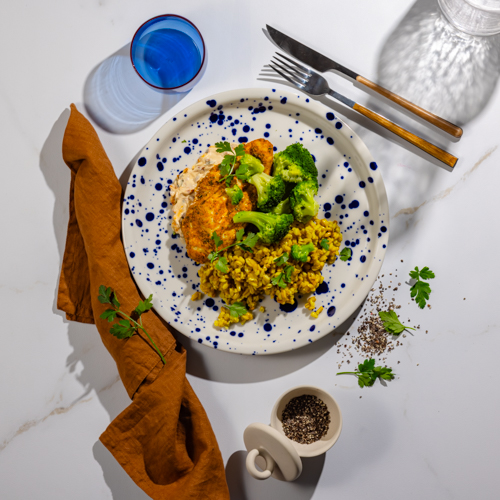 Eskalopki z kurczaka w sosie z suszonymi pomidorami, kaszą owsianą i brokułem