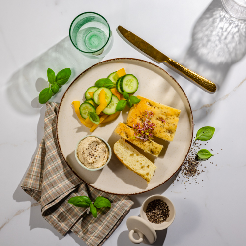 Foccacia z rozmarynem z drobiową pastą z bakłażanem i warzywami