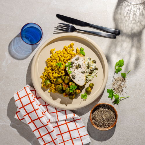 Indyk w sosie porowym z kaszą pęczak i pieczoną brukselką