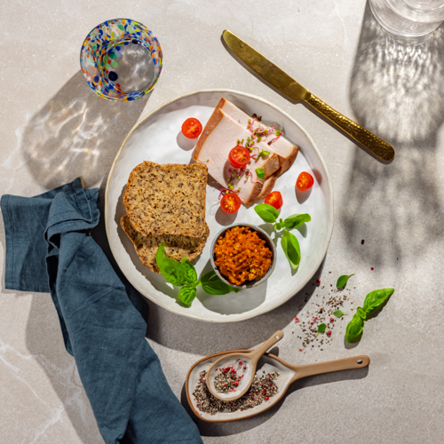 Jaglana pasta warzywna z plasterkami wędzonej piersi z indyka i chlebem bezglutenowym 