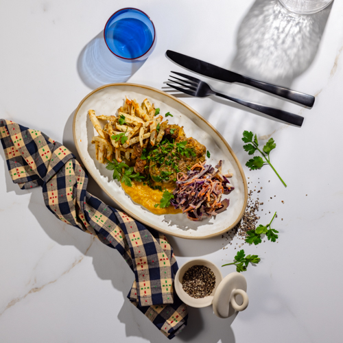 Karkówka w sosie pieczeniowym z warzywnymi frytkami i surówką