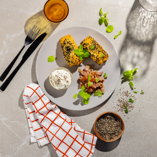 Keto chleb z pastą chrzanową i kiełbasą z cebulką