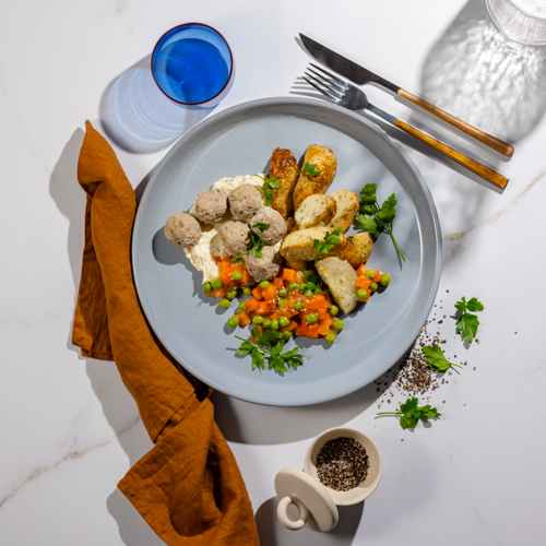 Klopsiki wieprzowe w sosie koperkowym z ziemniakami i marchewką z groszkiem