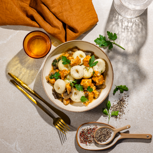 Kluski śląskie z kurczakiem i sosem pieczarkowym z natką pietruszki