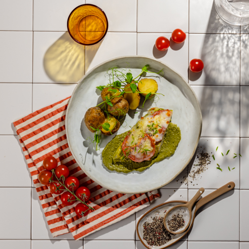 Kurczak zapiekany a'la Caprese z zielonym pesto i ziemniakami