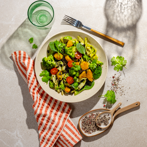 Makaron ryżowy z pieczoną pietruszką, czarną soczewicą i zielonym pesto