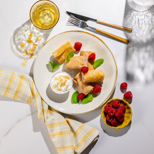 Naleśniki z serem, malinami i kwaśną śmietaną