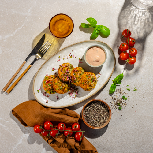 Omleciki z zielonym groszkiem, mozzarellą i sosem tysiąca wysp