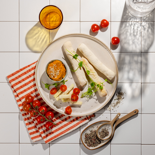 Pasta paprykowa z nasionami słonecznika z bezglutenowym grissini