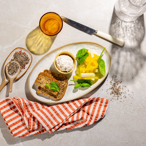 Pasta z soczewicy i nasion słonecznika z chlebem żytnim i papryką