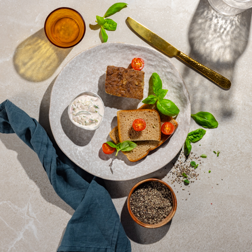 Pasztet drobiowy z rzodkiewkowym dipem i pieczywem