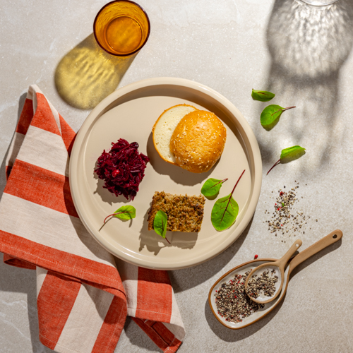 Pasztet drobiowy z żurawinową ćwikłą chrzanową i bułeczką ziarnistą