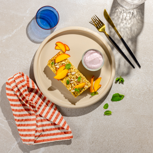  Pieczona owsianka z jabłkiem i brzoskwinią z wegańskim jogurtem truskawkowym (może zawierać pestkę)