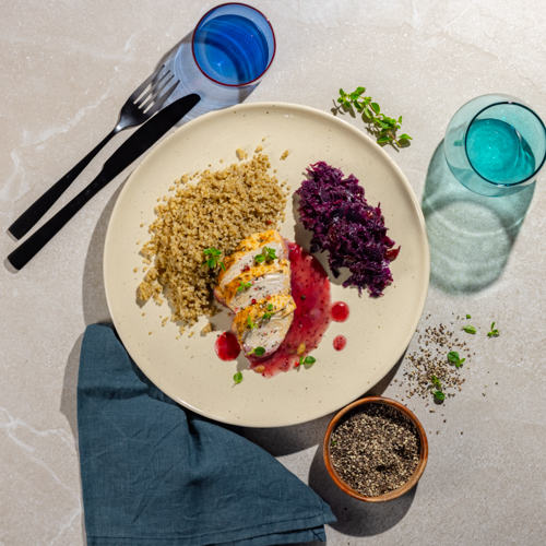 Pieczona pierś z kurczaka w sosie żurawinowym z komosa ryżową i czerwoną kapustą