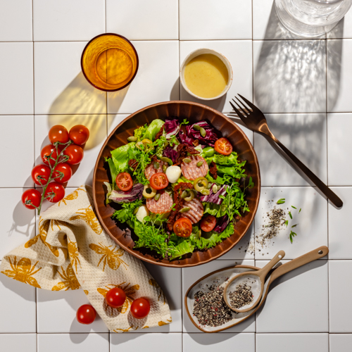 Sałatka z chipsami salami, warzywami i kulkami mozzarelli