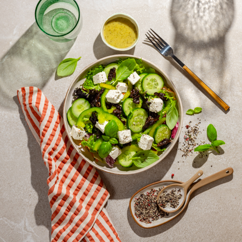 Sałatka z fetą bez laktozy, suszoną śliwką i ziołowym winegretem (może zawierać pestkę)