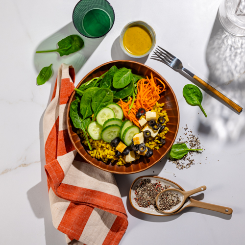 Sałatka z serem wędzonym, kaszą pęczak, marchewką i sosem azjatyckim