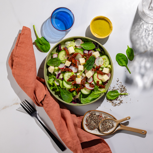 Sałatka z wegańską mozzarellą, białą rzodkwią, suszonymi pomidorami i bazyliowym winegretem