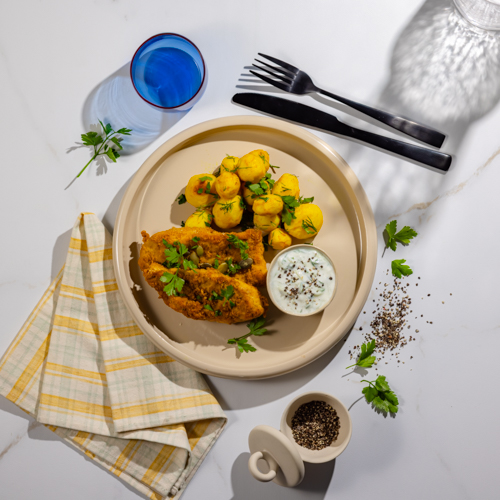 Sznycel drobiowy w mące kukurydzianej z sosem tzatziki i ziemniakami