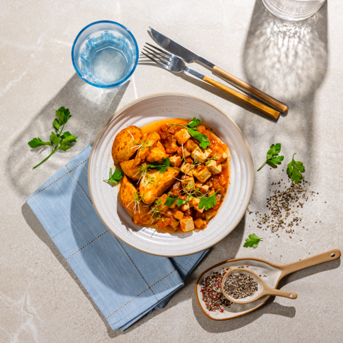Tofu w sosie pomidorowym z cukinią i pieczonymi ziemniakami w chilli