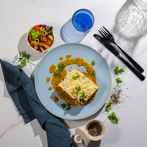 Wegańska musaka z sosem francuskim 