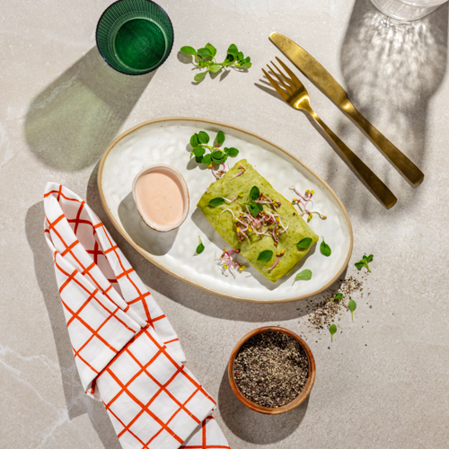 Zielone naleśniki z serem i sosem jogurtowo-pomidorowym