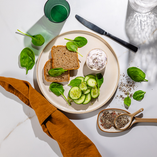 Ziołowa pasta twarogowa z białą rzodkwią i pieczywem żytnim