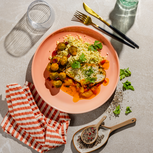 Indyk w sosie mango-chili z kaszą jaglaną z natką pietruszki i pieczoną brukselką