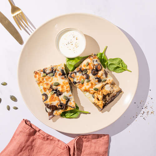 Pizza na warzywnym spodzie ze szparagami, szpinakiem, feta i sosem aioli