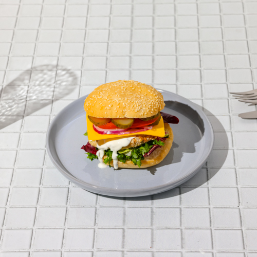 Burger w bezglutenowej bułce z wegetariańskim kotletem i sosem czosnkowym 