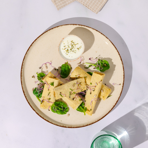 Gryczane naleśniki z paprykowym farszem z indykiem i sosem ranczerskim