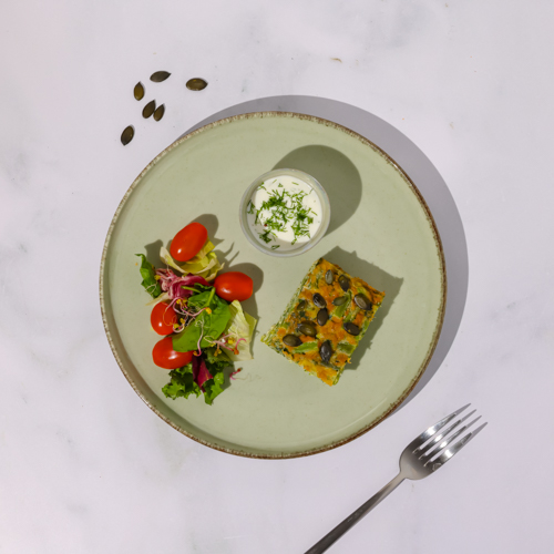 Omlet z pomidorem , mozzarellą i dressingiem bazyliowym